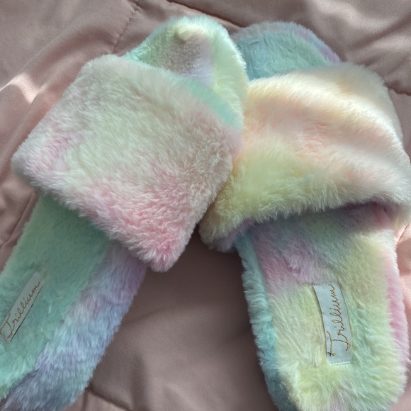Platform furry slippers. Never worn! Size womens 8 - Picture 2 of 2